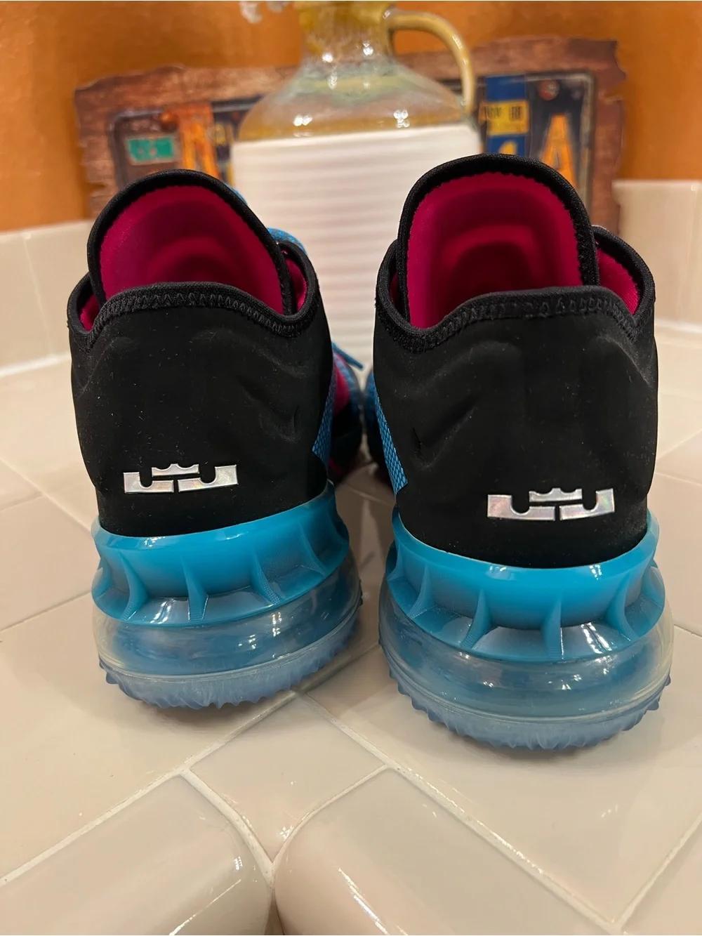 LeBron XVIII LOW, FIREBERRY/BLACK, Men’s Size 8.5-Women’s Size 10, EXCELLENT